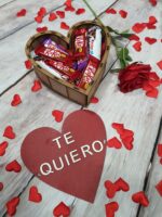 Caja de madera forma corazón chocolate - Imagen 4