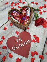 Caja de madera forma corazón chocolate - Imagen 3