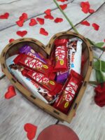 Caja de madera forma corazón chocolate - Imagen 2