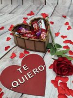 Caja de madera forma corazón chocolate